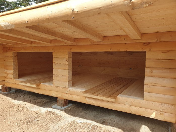 Indbyggede borde i shelters af fuldtømmer