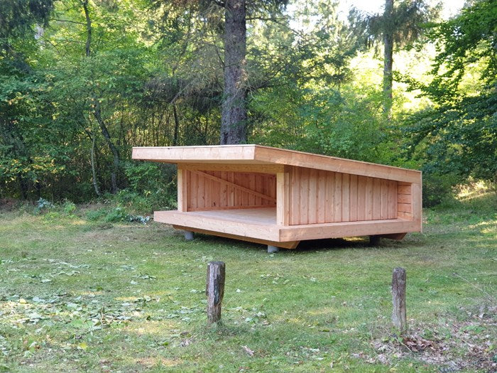Arkitekttegnet shelter i lyst træ