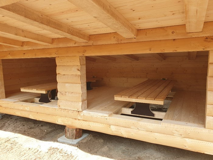 Indbyggede borde i fuldtømmer shelter
