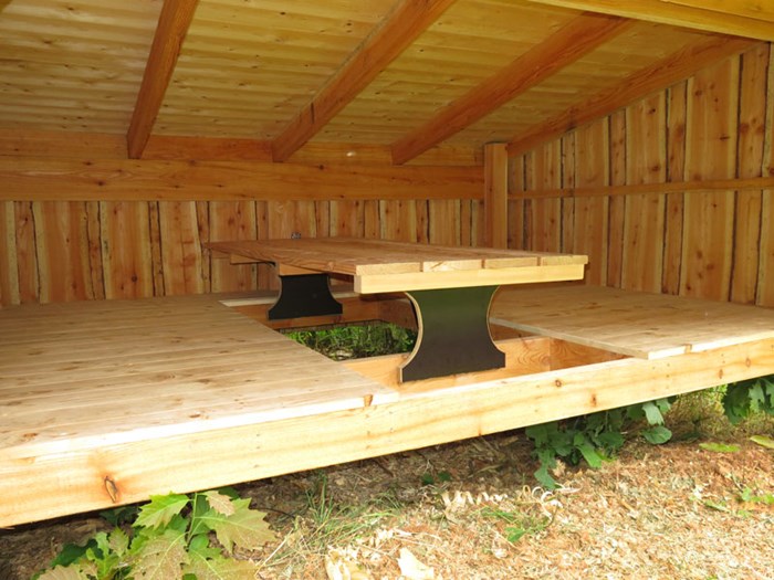 Shelter med bord indbygget