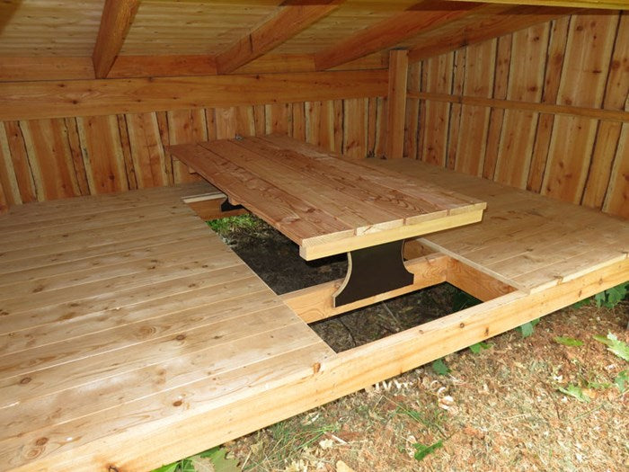Indbygget bord i shelter