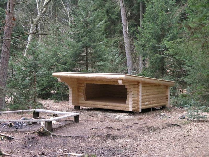 Fuldtømmer shelter med knudesamling og ret tag i skoven ved Silkeborg